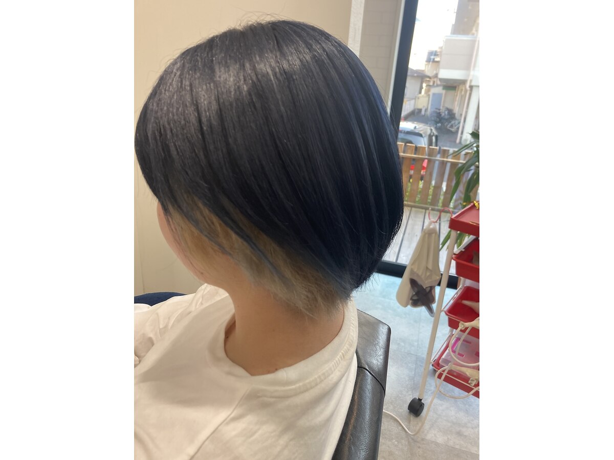 ブルーのショートボブにホワイトのインナーカラー