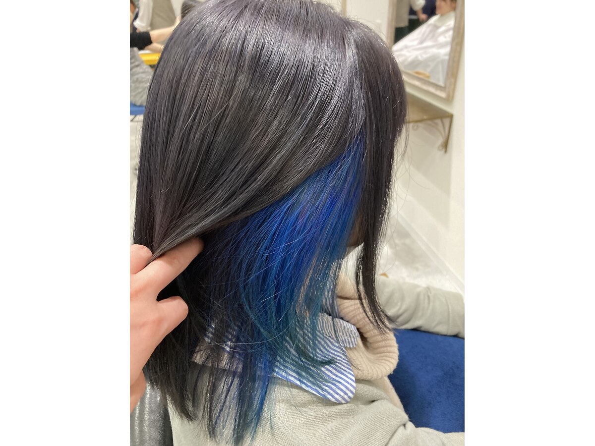 グレーのミディアムヘアにブルーのインナーカラー