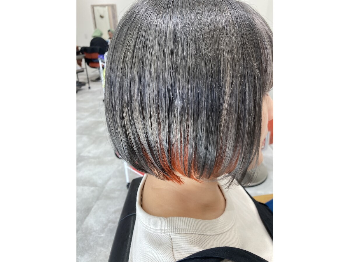 グレーボブにオレンジのインナーカラー