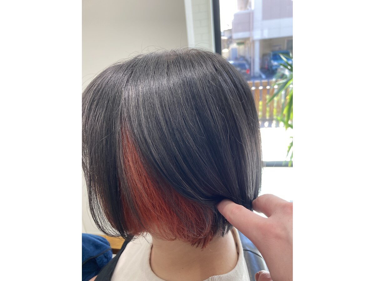 黒髪ボブにオレンジのインナーカラー